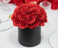 Mini caja cilíndrica negra con cúpula de rosas rojas