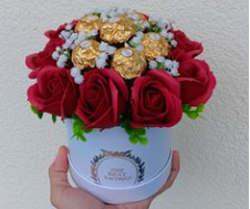Mini caja blanca con Rosas rojas y Chocolates Ferrero Roche.