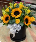 Caja negra mediana con girasoles, rosas amarillas y eucalipto