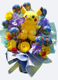 Arreglo floral con peluche de Pikachu flores amarillas moradas y paletas Super Mario en papel azul