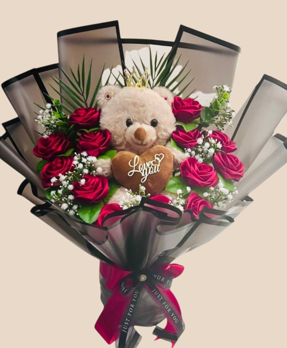 Ramo de rosas rojas y fucsia con osito de peluche con corona y corazón Love You en papel gris