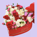 Caja corazón roja con rosas rojas, blancas y rosadas y mariposa decorativa