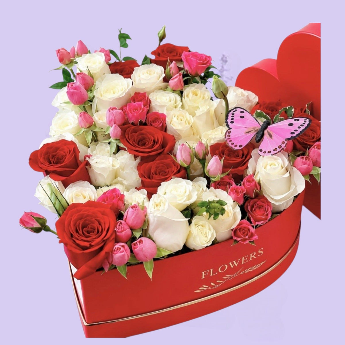 Caja corazón roja con rosas rojas, blancas y rosadas y mariposa decorativa