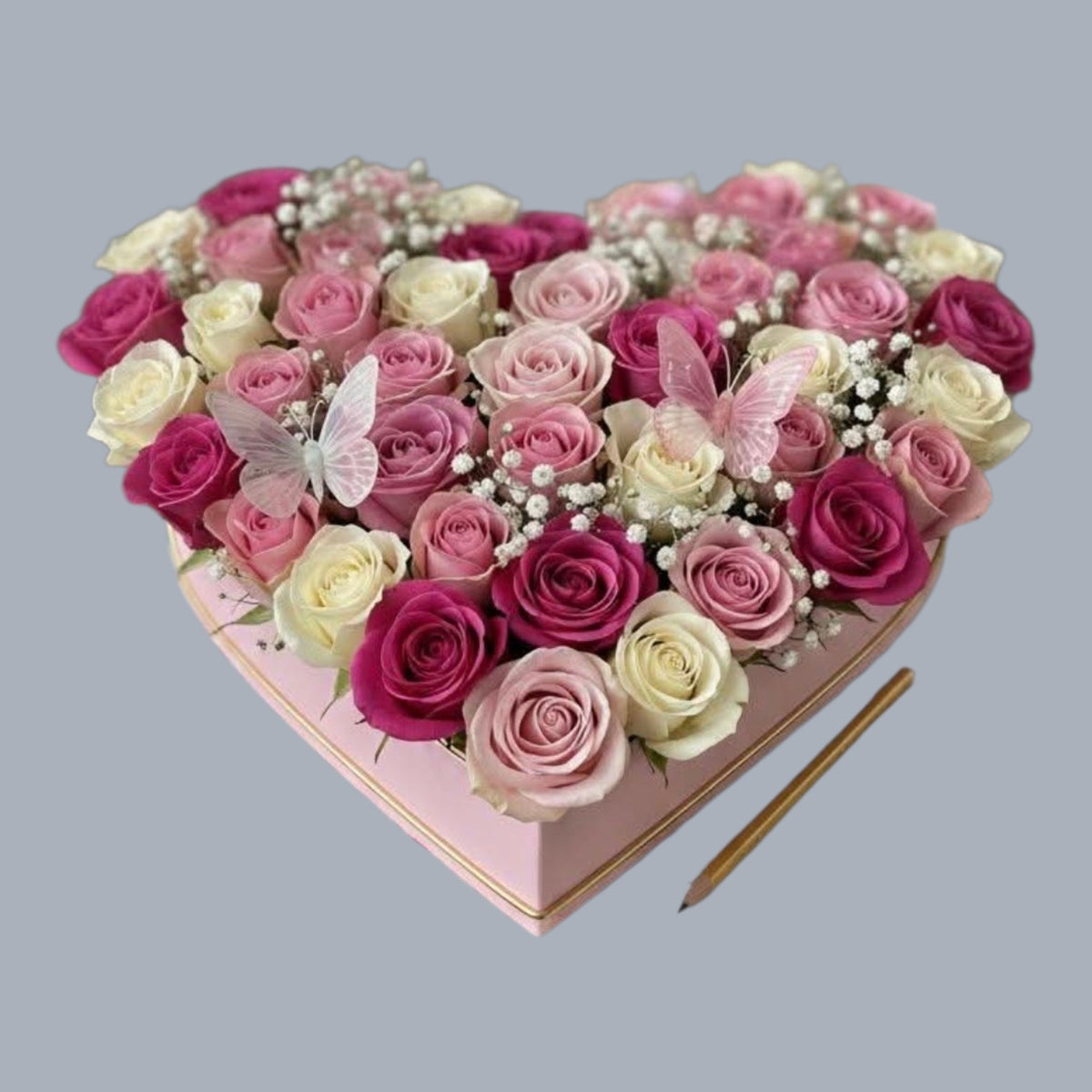 Caja corazón rosa con rosas fucsia, rosadas y blancas, gypsophila y mariposas decorativas