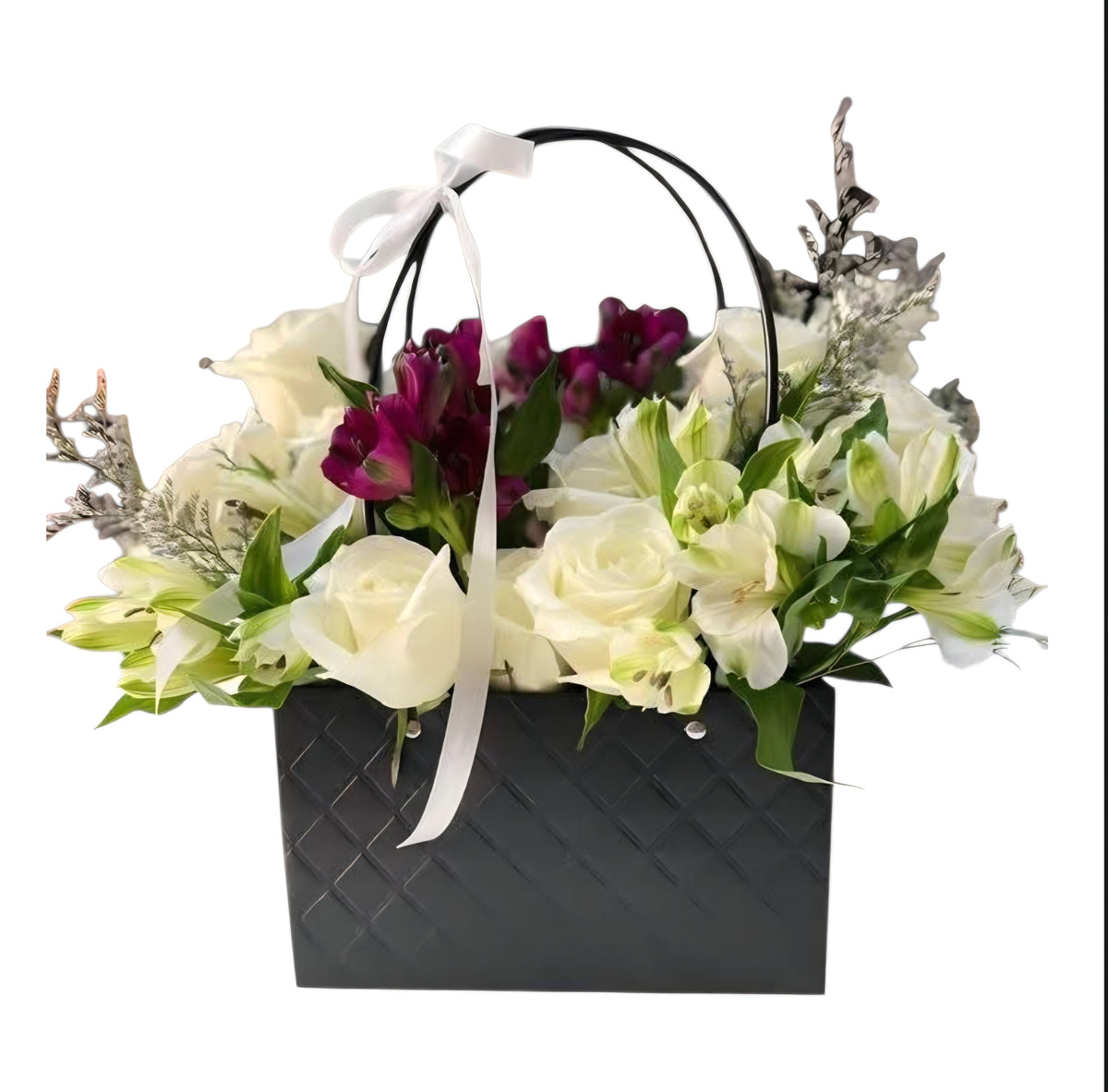 Arreglo de rosas blancas y alstroemerias con acentos borgoña en una caja tipo bolso negra con moño blanco