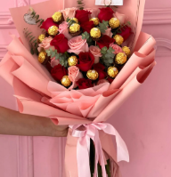 Ramo de rosas rojas y rosadas con chocolates Ferrero Rocher envuelto en papel rosa